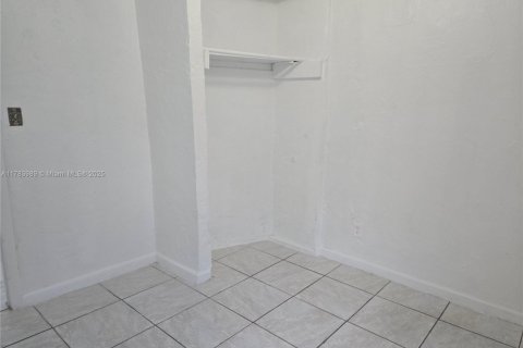 Снять в аренду виллу или дом в Майами-Гарденс, Флорида 3 спальни, 81.29м2, № 2018947 - фото 6