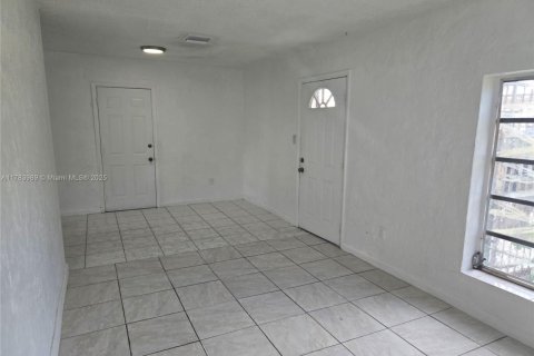 Снять в аренду виллу или дом в Майами-Гарденс, Флорида 3 спальни, 81.29м2, № 2018947 - фото 3