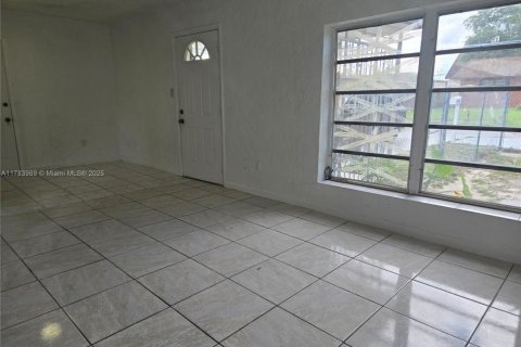 Снять в аренду виллу или дом в Майами-Гарденс, Флорида 3 спальни, 81.29м2, № 2018947 - фото 2