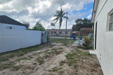 Снять в аренду виллу или дом в Майами-Гарденс, Флорида 3 спальни, 81.29м2, № 2018947 - фото 16