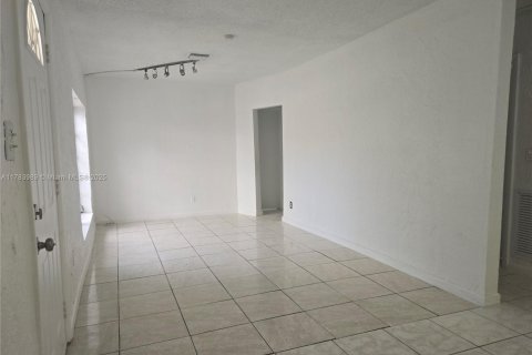 Снять в аренду виллу или дом в Майами-Гарденс, Флорида 3 спальни, 81.29м2, № 2018947 - фото 14