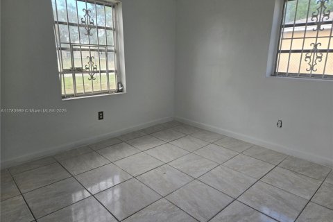 Снять в аренду виллу или дом в Майами-Гарденс, Флорида 3 спальни, 81.29м2, № 2018947 - фото 4
