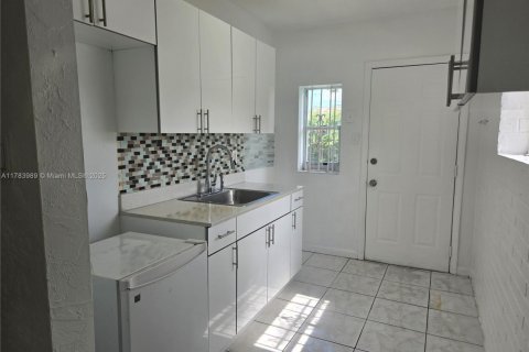 Снять в аренду виллу или дом в Майами-Гарденс, Флорида 3 спальни, 81.29м2, № 2018947 - фото 12