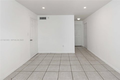 Condominio en alquiler en Miami Beach, Florida, 1 dormitorio, 62.52 m2 № 1975874 - foto 12