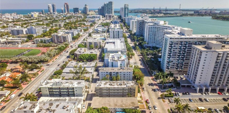 Condominio en Miami Beach, Florida, 1 dormitorio  № 1975874