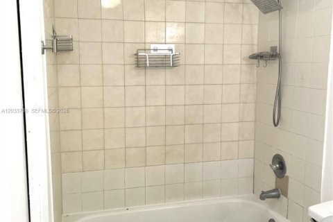 Copropriété à louer à Miami, Floride: 1 chambre, 73.95 m2 № 2154600 - photo 8
