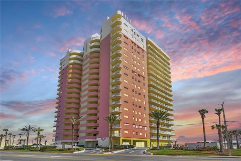 Condo in Daytona Beach, Florida, 3 bedrooms № 2206277 - photo 2