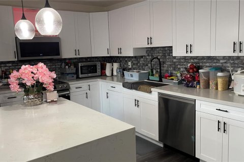 Casa en venta en Miami Gardens, Florida, 3 dormitorios, 155.15 m2 № 1993756 - foto 3