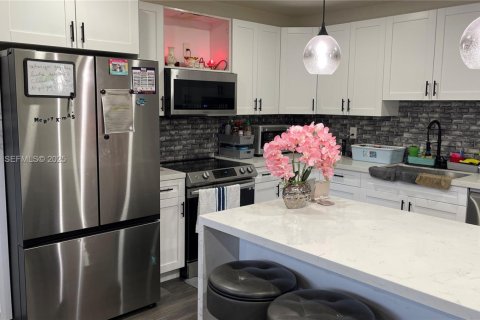 Casa en venta en Miami Gardens, Florida, 3 dormitorios, 155.15 m2 № 1993756 - foto 4