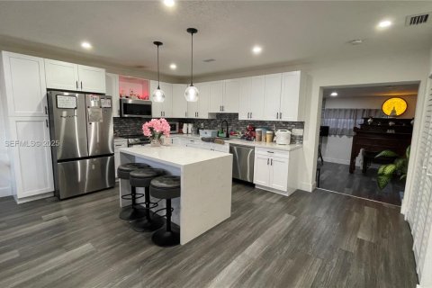 Casa en venta en Miami Gardens, Florida, 3 dormitorios, 155.15 m2 № 1993756 - foto 2