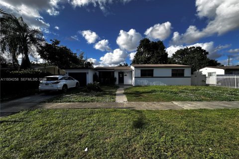 Casa en venta en Miami Gardens, Florida, 3 dormitorios, 155.15 m2 № 1993756 - foto 1