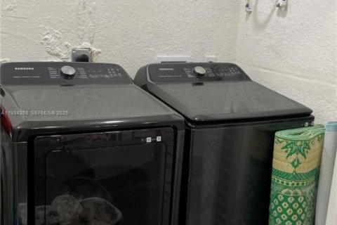 Casa en venta en Miami Gardens, Florida, 3 dormitorios, 155.15 m2 № 1993756 - foto 11