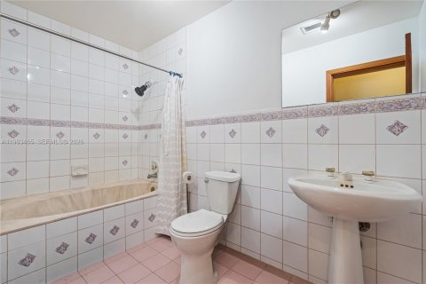 Casa en venta en Miami, Florida, 6 dormitorios, 478.54 m2 № 2186075 - foto 26
