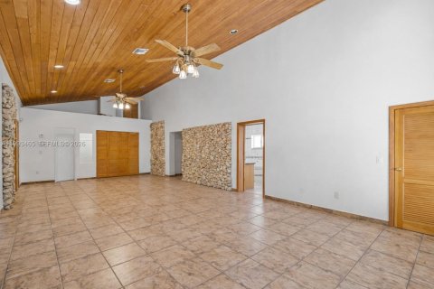 Casa en venta en Miami, Florida, 6 dormitorios, 478.54 m2 № 2186075 - foto 18