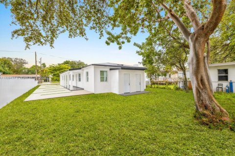 Commercial property in Miami, Florida 147.9 sq.m. № 1864574 - photo 2