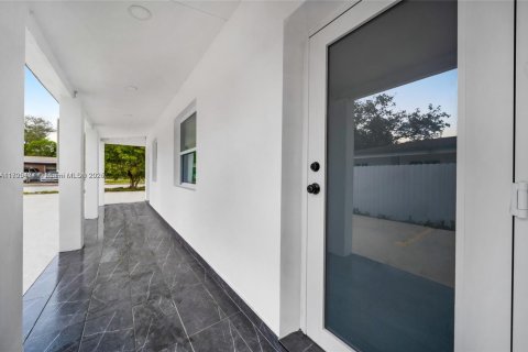 Commercial property in Miami, Florida 147.9 sq.m. № 1864574 - photo 3