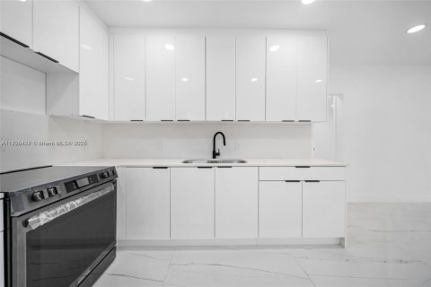 Commercial property in Miami, Florida 147.9 sq.m. № 1864574 - photo 4