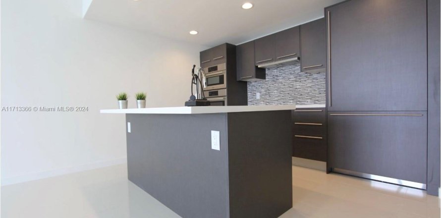 Condo in Doral, Florida, 1 bedroom  № 1961125