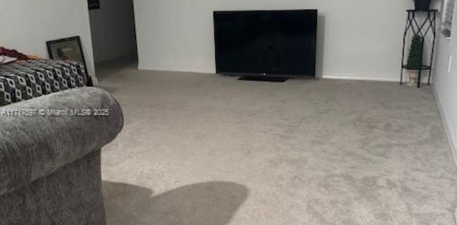 Casa en Lehigh Acres, Florida 5 dormitorios, 221.57 m2 № 1975840