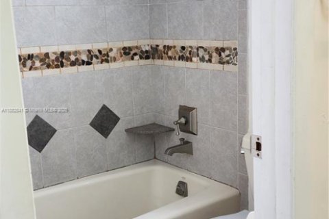 House in Cooper City, Florida 4 bedrooms, 228.17 sq.m. № 1931966 - photo 19