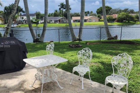 House in Cooper City, Florida 4 bedrooms, 228.17 sq.m. № 1931966 - photo 21