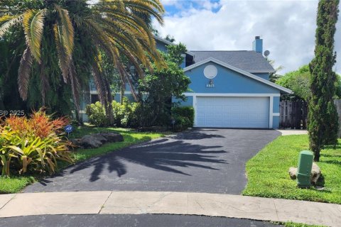 House in Cooper City, Florida 4 bedrooms, 228.17 sq.m. № 1931966 - photo 1