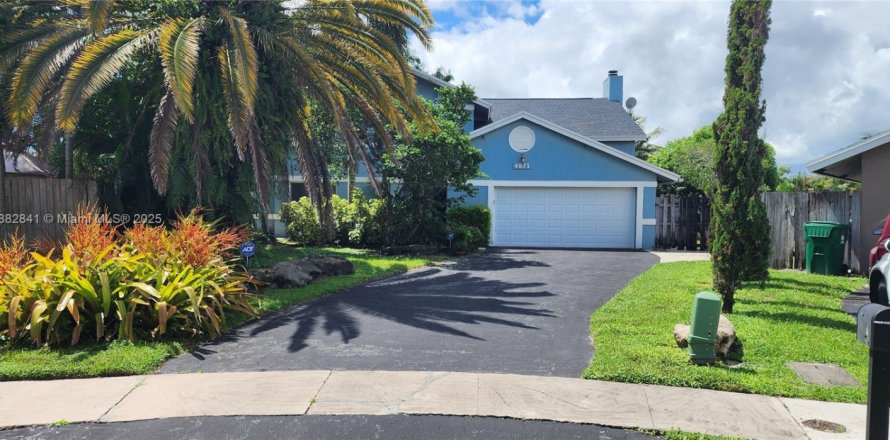 House in Cooper City, Florida 4 bedrooms, 228.17 sq.m. № 1931966