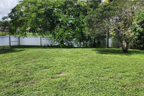 House in Cooper City, Florida 4 bedrooms, 228.17 sq.m. № 1931966 - photo 23