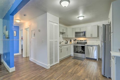 Villa ou maison à louer à Miami, Floride: 2 chambres, 66.89 m2 № 2046099 - photo 10