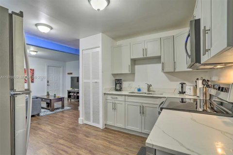 Villa ou maison à louer à Miami, Floride: 2 chambres, 66.89 m2 № 2046099 - photo 8