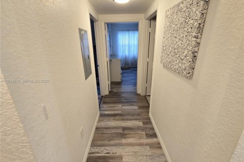 Снять в аренду кондоминиум в Норт-Лодердейл, Флорида 3 спальни, 144.28м2, № 1998381 - фото 25