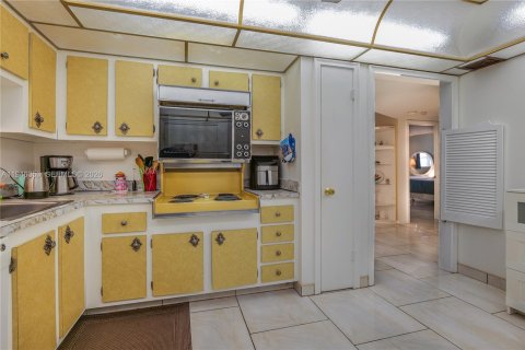 Condo in Lauderhill, Florida, 1 bedroom  № 2068830 - photo 9