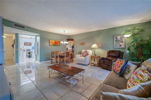 Condo in Lauderhill, Florida, 1 bedroom  № 2068830 - photo 5