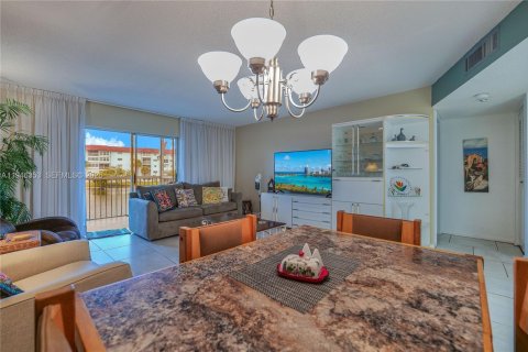 Condo in Lauderhill, Florida, 1 bedroom  № 2068830 - photo 7