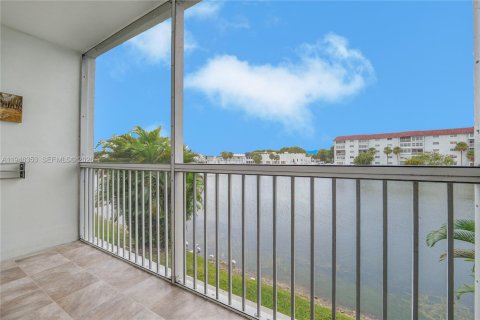 Condo in Lauderhill, Florida, 1 bedroom  № 2068830 - photo 2