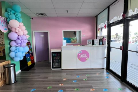 Commercial property in Pembroke Pines, Florida № 1706226 - photo 2