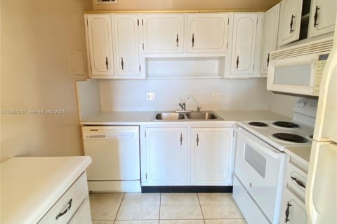 Снять в аренду кондоминиум в Лейк-Уорт, Флорида 1 спальня, 50.17м2, № 1985960 - фото 6