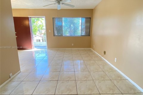 Снять в аренду кондоминиум в Лейк-Уорт, Флорида 1 спальня, 50.17м2, № 1985960 - фото 9