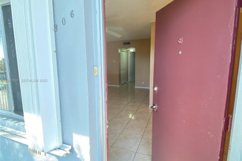 Снять в аренду кондоминиум в Лейк-Уорт, Флорида 1 спальня, 50.17м2, № 1985960 - фото 3