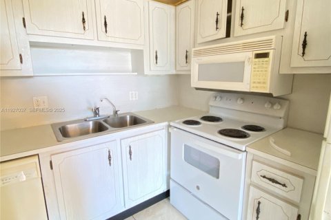 Снять в аренду кондоминиум в Лейк-Уорт, Флорида 1 спальня, 50.17м2, № 1985960 - фото 7