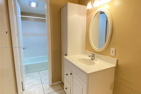 Снять в аренду кондоминиум в Лейк-Уорт, Флорида 1 спальня, 50.17м2, № 1985960 - фото 11