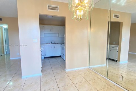 Снять в аренду кондоминиум в Лейк-Уорт, Флорида 1 спальня, 50.17м2, № 1985960 - фото 5