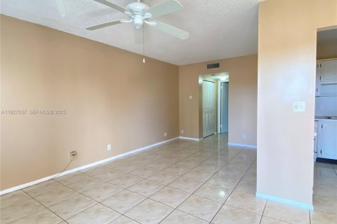 Снять в аренду кондоминиум в Лейк-Уорт, Флорида 1 спальня, 50.17м2, № 1985960 - фото 4