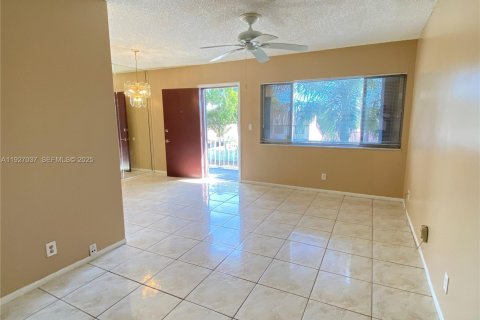 Снять в аренду кондоминиум в Лейк-Уорт, Флорида 1 спальня, 50.17м2, № 1985960 - фото 8