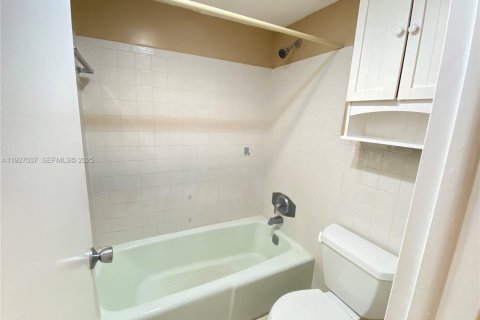 Снять в аренду кондоминиум в Лейк-Уорт, Флорида 1 спальня, 50.17м2, № 1985960 - фото 12