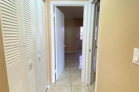 Снять в аренду кондоминиум в Лейк-Уорт, Флорида 1 спальня, 50.17м2, № 1985960 - фото 10