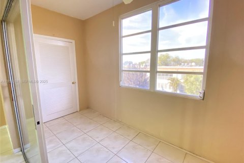 Снять в аренду кондоминиум в Лейк-Уорт, Флорида 1 спальня, 50.17м2, № 1985960 - фото 16