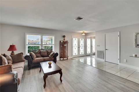 House in Apollo Beach, Florida 4 bedrooms, 238.39 sq.m. № 1679260 - photo 10