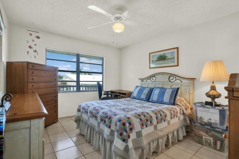 Condo in Holmes Beach, Florida, 1 bedroom № 2196045 - photo 11