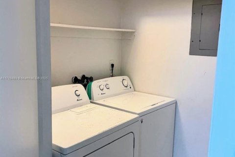 Propiedad comercial en venta en Miami, Florida, 162.58 m2 № 1738015 - foto 10
